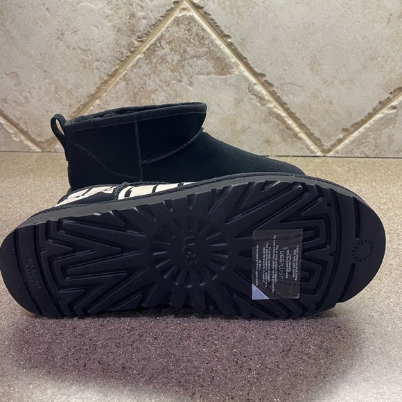 🆕 UGG Classic Ultra Mini Chopd, Black & White Size 8 - Picture 9 of 13